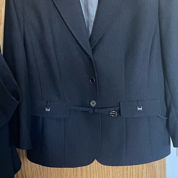 Tahari NWOT size 16 two-piece suit in navy - Picture 4 of 6
